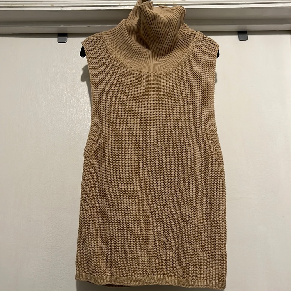 Sleeveless turtle neck sweater